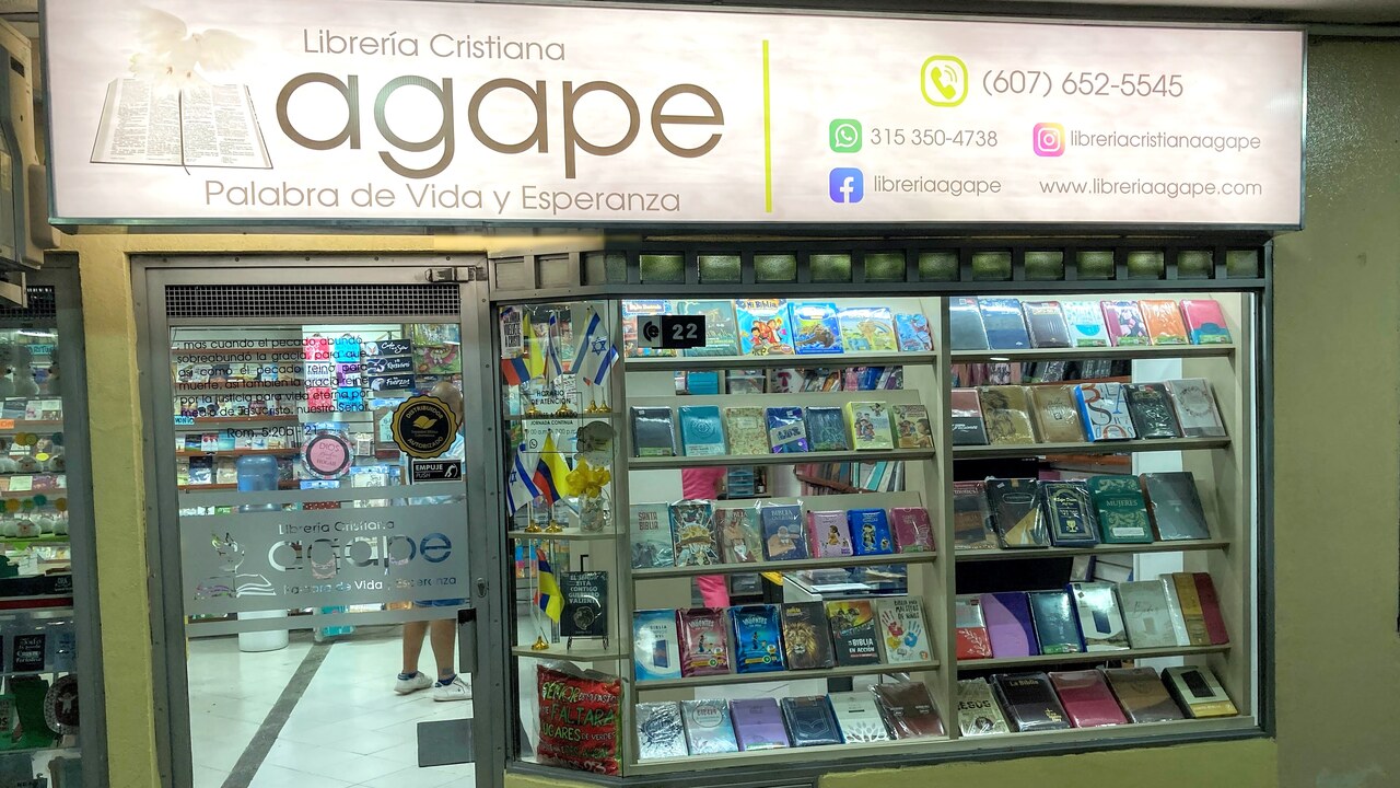 Fachada de Librería Cristiana Ágape, iluminada, en el Centro Comercial Epicentro de Bucaramanga