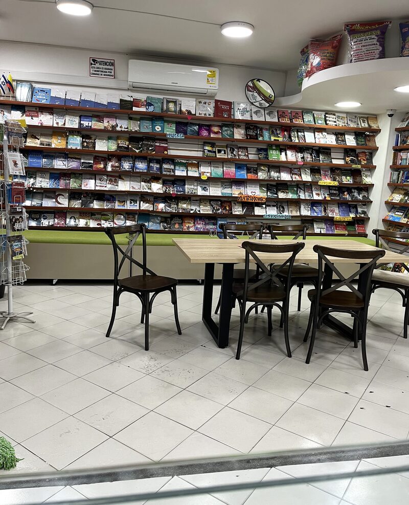 Zona de lectura en Librería Cristiana Ágape