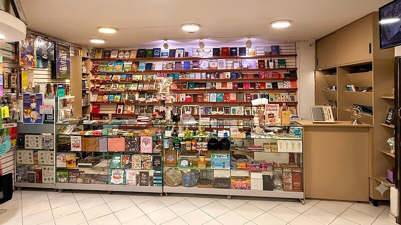 Estantería interior de Librería Ágape con Biblias de estudio y artículos de regalo